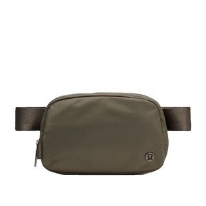 Lululemon Athletica Everywhere Belt Bag 1L in Army Green